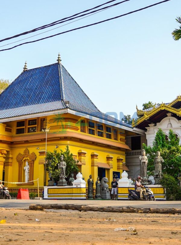 Gangaramaya Temple in Colombo at sunset, a major stop on our tuk tuk city highlights tour.